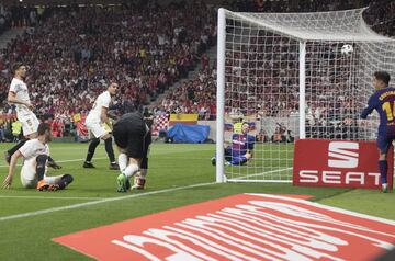 0-1. Luis Suárez marcó el primer gol.