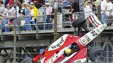 SHOW MADE IN USA. Dan Wheldon vuela en la edición de 2003 al paso de Scott Dixon.