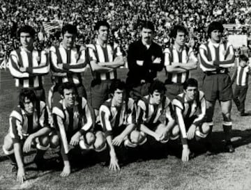 La séptima liga del Atlético. Bajo el látigo de Merkel en el banquillo, los jugadores del Atlético desplegaron un gran juego conquistando su séptima Liga. 
Once. arriba: Melo, Iglesias, Quique, Pacheco, Abelardo, Benegas. Abajo: Ufarte, Luis Aragonés, Gárate, Irureta y Alberto.