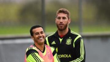 Pedro, con Sergio Ramos.