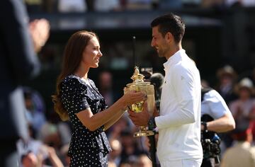 Novak Djokovic recibe de Catalina, duquesa de Cambridge, su séptimo Wibledom.