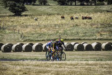 Los ciclistas avanzan con el paisaje de la etapa de hoy de fondo.