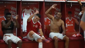 Luego de una brillante actuación con Internacional frente a Gremio, el colombiano recibió felicitaciones de los directivos y fue coreado por sus compañeros.