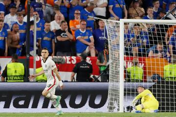 ¡CELEBRALO, MÁQUINA! Luego de ejecutar su penalti, el quinto de la serie, Santos Borré esperó a sus compañeros para celebrar la consecución del primer título internacional del Eintracht Frankfurt.