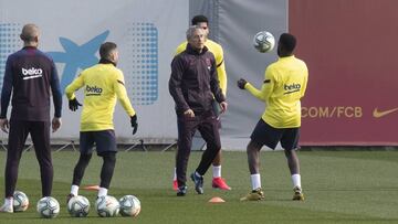 Quique Setién, dirigiendo un entrenamiento.