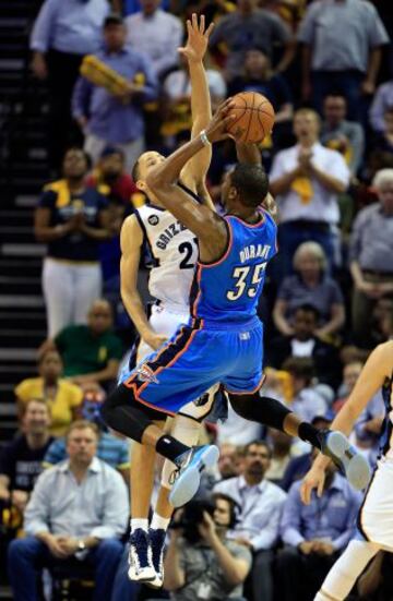 Memphis 103 - Oklahoma 97 (3-1). Tayshaun Prince de los Memphis Grizzlies intenta bloquear a Kevin Durant.