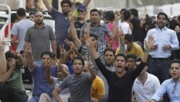 <b>CRISIS. </b>Manifestantes y policías se enfrentaron ayer en Manama.