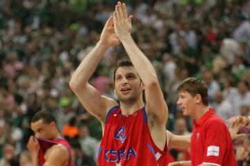 Con él comenzó el reinado del baloncesto griego en el MVP de la Final Four. Desde el suyo en 2006 y hasta 2013 los jugadores helenos se llevarían seis de los ocho posibles. Leyenda del CSKA, con quien ganó las tres Euroligas que tiene, Papaloukas fue reconocido esa temporada después de ser el mejor en semifinales ante el Barça (19 puntos y 23 de valoración) y en la final ante el Maccabi (18 tantos, 7 asistencias y 28 de valoración).

