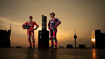Bagnaia y Martín con la Torre de los Campeones de MotoGP.
