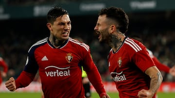 SEVILLA, 18/01/2023.- Los jugadores de Osasuna, Rubén García (d) y el Chimy Ávila, tras marcar el segundo gol ante el Betis, durante el partido de octavos de final de la Copa del Rey entre el Real Betis y el CA Osasuna disputado este miércoles en el estadio Benito Villamarín, en Sevilla. EFE/Julio Muñoz
