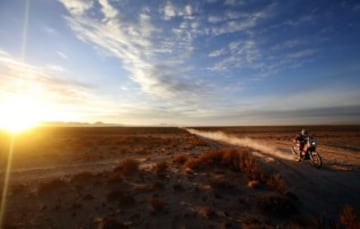 Sexta etapa, Uyuni-Uyuni. El  francés Antoine Meo, del equipo KTM.