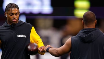 ATLANTA, GEORGIA - SEPTEMBER 08: Justin Fields #2 and Russell Wilson #3 of the Pittsburgh Steelers warm up prior to a game against the Atlanta Falcons at Mercedes-Benz Stadium on September 08, 2024 in Atlanta, Georgia. Todd Kirkland/Getty Images/AFP (Photo by Todd Kirkland / GETTY IMAGES NORTH AMERICA / Getty Images via AFP)