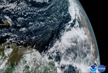 GOES-16 captó esta imagen de la costa africana en la que pueden observarse capas de polvo, lo que infuye en la formación y nivel de intensidad de los huracanes.