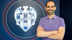 Pepe Pastor posa junto al escudo del Levante.