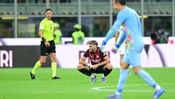 Soccer Football - Serie A - AC Milan v Cremonese - San Siro, Milan, Italy - August 23, 2025 AC Milan's Santiago Gimenez looks dejected after the match REUTERS/Daniele Mascolo