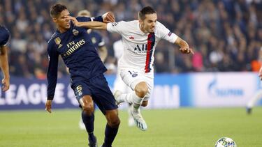 Pablo Sarabia se lleva el balón ante Varane.