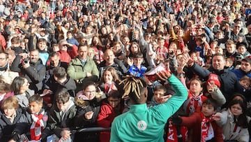 Nico Williams firmando autógrafos.