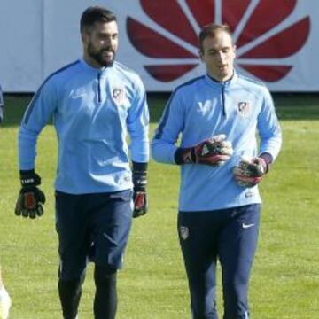 Moyá y Oblak se ejercitaron ayer por la mañana en Majadahonda y dieron muestra de la buena relación que les une. Hicieron bromas y trabajaron juntos.