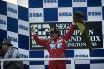 A estas alturas de su trayectoria, Senna ya había demostrado que era todo un prodigio pilotando con lluvia, pero quizá esta victoria en Donington Park (Inglaterra) fue la mejor que logró nunca en esas condiciones tan complicadas. Partió cuarto y, aunque perdió una posición con Wendlinger en los primeros metros, adelantaría al austriaco y a los otros tres que tenía por delante (Schumacher, Hill y Prost) antes de terminar la primera vuelta. Luego, llevo un ritmo tal que dobló a todos menos a Damon, quien vería la meta segundo a casi un minuto y medio del brasileño. Un recital.