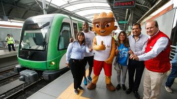 Sof&iacute;a Mulanovich y Andy Mart&iacute;nez, con Milco en el Metro.