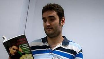 Raúl Mestre, profesor de EducaPoker, con su nuevo libro.