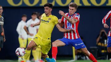 VILLARREAL (COMUNIDAD VALENCIANA), 19/08/2024.- El delantero del Villarreal Gerard Moreno (i) pelea una posesión ante el mediocentro del Atlético de Madrid Pablo Barrios este lunes, en un partido de la primera jornada de LaLiga EA Sports, entre el Villarreal CF y el Atlético de Madrid, en el Estadi de la Ceràmica de Villarreal (Comunidad Valenciana). EFE/ Manuel Bruque