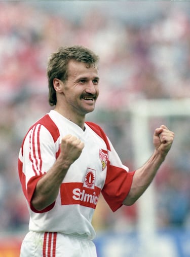Uno de los grandes goleadores del Stuttgart. Fue el máximo goleador de la Bundesliga en 1992, siendo pieza clave para que el conjunto de Baden-Wutenberg se proclamase campeón de Bundesliga. Walter anotó 123 goles en sus 250 partidos como jugador del Stuttgart. 