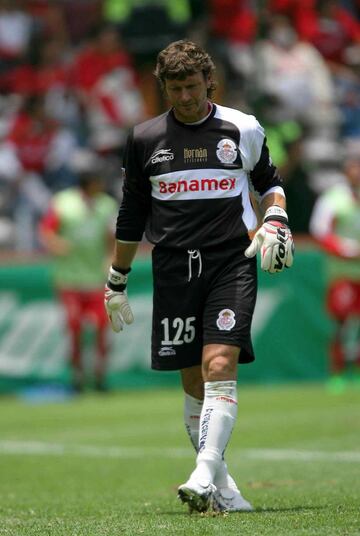 Hablar de Hernán es hablar de seguridad debajo de los 3 palos. Arribó a la Liga MX procedente del Gimnasia y Esgrima. Con los diablos rojos del Toluca levantó seis ligas y posee el récord de imbatibilidad de la Primera División con 772 minutos sin recibir un gol.