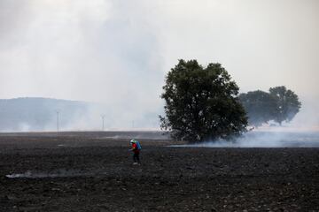 Los incendios se extienden por toda la península ibérica espoleados por la ola de calor. En Losacio (Zamora) ha perdido la vida un brigadista de los medios de extinción de la Junta de Castilla y León. Es el segundo incendio en menos de un mes en en la ciudad castellano leonesa.