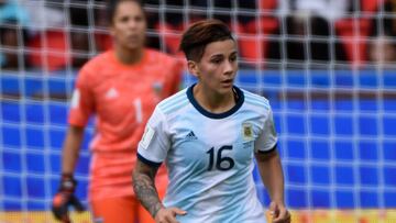 Los bebés de Lorena Benítez quisieron ver a su madre hacer historia en el Mundial...