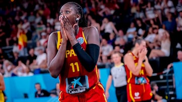 Awa Fam, pívot de la Selección, se lleva las manos a la boca tras la falta de Alba Torrens, que da la opción de victoria a Suecia.