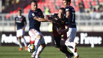 El jugador de U.Chile Sebastian Ubilla  disputa el baln contra Michael Rios .