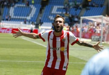 El jugador del Almería Aleix Vidal celebra el gol de la victoria ante el Betis durante el encuentro de liga de Primera División que se esta disputando esta mañana en el estadio de los juegos Mediterraneos de Almería.
