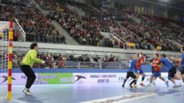 <b>SENCILLO. </b>Dani Sarmiento se cuela entre la defensa de Chile sin mucha dificultad.