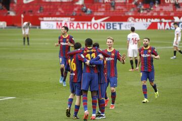 Los jugadores del Barcelona celebrando el gol 0-1
