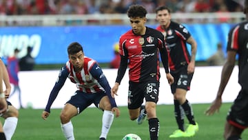 Fernando Beltrán y Ángel Márquez pelean por un balón en la cancha del Akron en los cuartos de final del Clausura 2022.