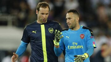 Petr Cech y David Ospina durante un partido con el Arsenal.