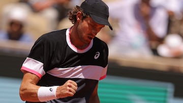 Chile's Nicolas Jarry reacts as he plays against Norway's Casper Ruud during their men's singles match on day nine of the Roland-Garros Open tennis tournament at the Court Philippe-Chatrier in Paris on June 5, 2023. (Photo by Thomas SAMSON / AFP)