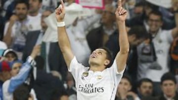 Chicharito se&ntilde;ala al cielo tras marcar el gol que supuso el pase del Madrid a semifinales.
 