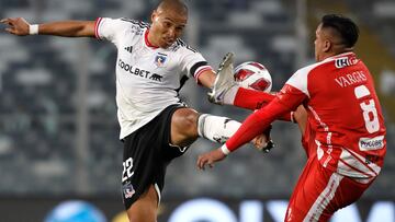 El jugador de Colo Colo, Leandro Benegas, juega el balón durante el partido de Primera División contra Deportes Copiapó disputado en el Monumental.