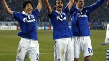 <b>FELIZ. </b>Raúl, que ayer superó a Maldini en partidos de Copa de Europa, entre Uchida y Metzelder.