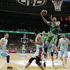 El Unicaja derrota al Barça por cuarta vez con polémica final