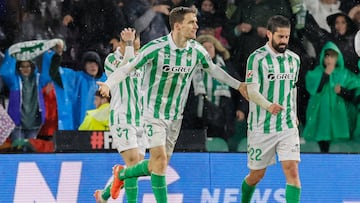 SEVILLA, 09/03/2025.- El defensa del Betis Diego Llorente (c) celebra su gol durante el partido de LaLiga que Real Betis y UD Las Palmas disputan hoy domingo en el Benito Villamarín, en Sevilla. EFE/José Manuel Vidal
