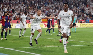 1-2. Aurelien Tchouameni celebra el segundo tanto del conjunto blanco.