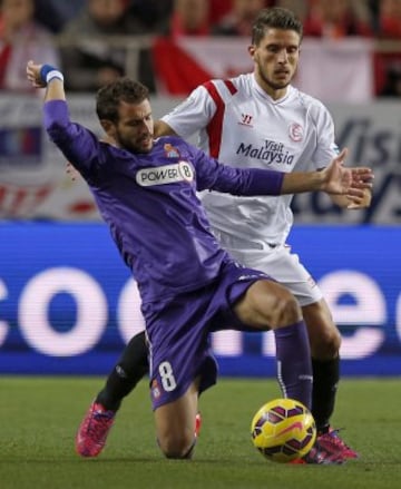 El delantero uruguayo del Espanyol Christian Ricardo Stuani y el centrocampista portugués del Sevilla, Daniel Filipe Martins Carriço durante el partido de la vigésimo primera jornada de Liga de Primera División.