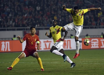 Carlos Bacca busca controlar el balón en el área. 