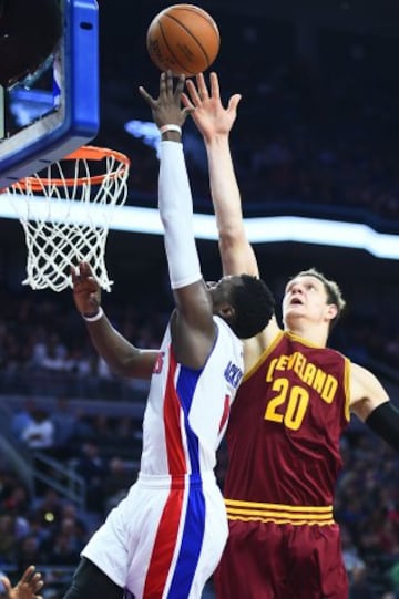 Reggie Jackson y Timofey Mozgov.