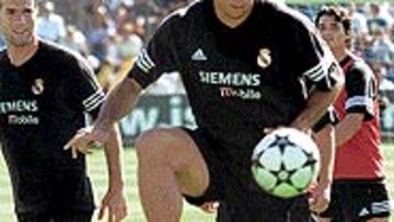 <B>MÁS INTEGRADO</B>. Ronaldo jugó ayer su primer partidillo de entrenamiento. Se divirtió con Zidane, con Raúl y con su compatriota Roberto Carlos.