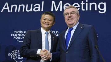 El fundador y director ejecutivo de Alibaba, Jack Ma, estrecha la mano con el presidente del Comit&eacute; Ol&iacute;mpico Internacional, Thomas Bach, tras la firma del acuerdo de patrocinio en el Foro de Davos.