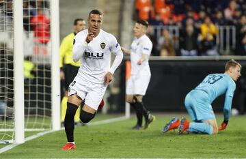 El delantero carioca fichó por el Real Madrid en verano de 2009 para formar parte de la plantilla del Castilla. Tras una temporada en la disciplina del club blanco se marchó al Benfica. Rodrigo llegó al Valencia en verano de 2015, procedente del Benfica. El club che pagó 30 millones por su traspaso y el delantero continúa en el club de la capital del Turia.